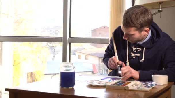 Artiste travaillant sur la peinture — Video