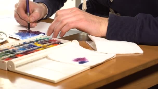 Artista trabajando en la pintura — Vídeos de Stock