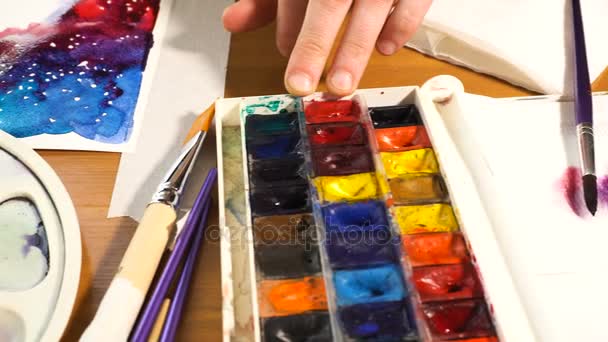 Artista que trabalha na pintura — Vídeo de Stock