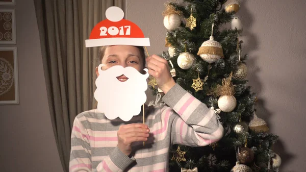 Dívka drží transparenty s Santas kloboukem a vousy — Stock fotografie