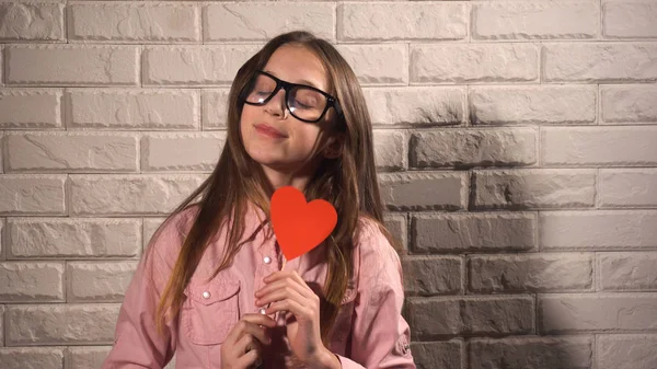 Girl holding a banner with red heart — Stock Photo, Image