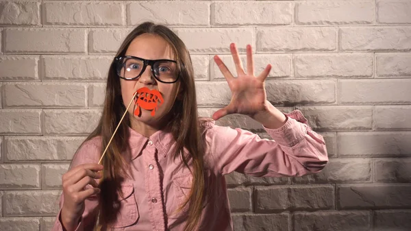 Meisje dat een banner met bloedige lippen houden — Stockfoto