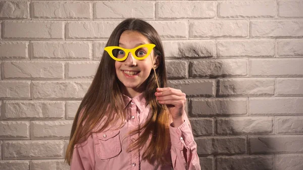 Menina segurando um banner com óculos amarelos — Fotografia de Stock