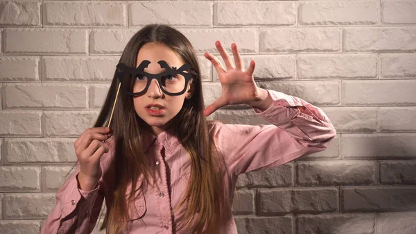 Meisje met een spandoek met zwarte bril — Stockfoto