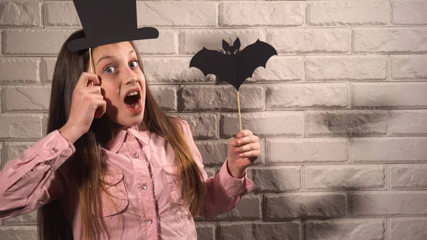 Menina segurando um banners com chapéu e morcego — Fotografia de Stock