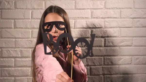 Chica sosteniendo una pancarta con gafas negras —  Fotos de Stock