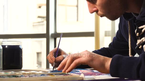 Artiste travaillant sur la peinture — Video