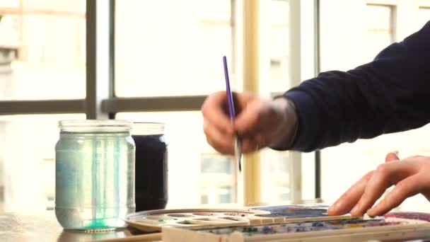 Kunstenaar die werkt aan schilderen — Stockvideo