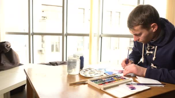 Kunstenaar die werkt aan schilderen — Stockvideo