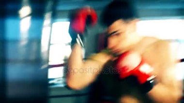 Boks spor salonunda eğitim genç erkek sporcu atlet