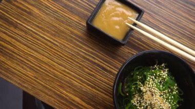 Hiyashi waakame chuka salata