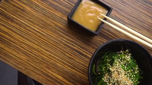 Hiyashi waakame chuka salat — Stockvideo