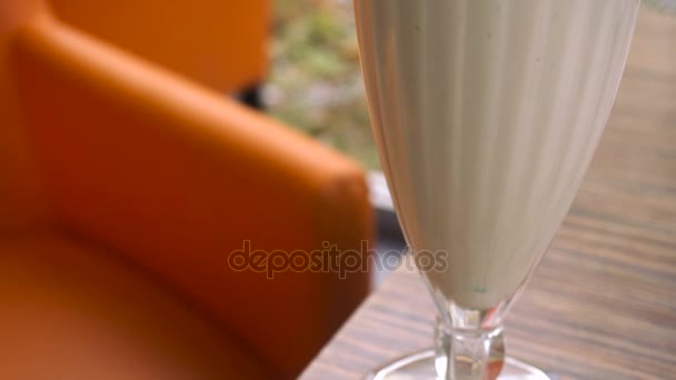 Молочный коктейль с персиком и сливками — стоковое видео