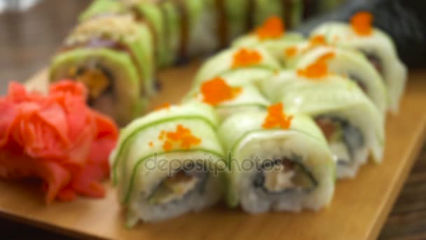Färsk sushi på bordet — Stockvideo