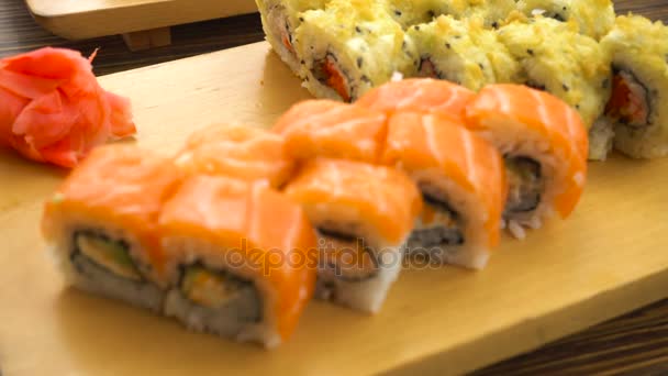 Свежие суши на столе — стоковое видео