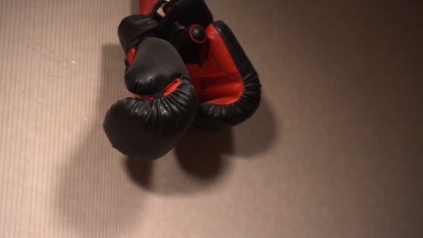 壁にはボクシング用の手袋 — ストック動画