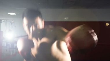 Boks spor salonunda eğitim genç erkek sporcu atlet