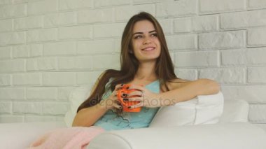 Güzel genç kadın portresi kahve veya çay ile