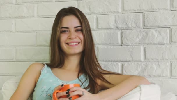 Portrait de belle jeune femme avec une tasse de café ou de thé — Video