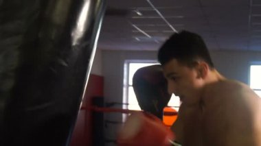 Boks spor salonunda eğitim genç erkek sporcu atlet