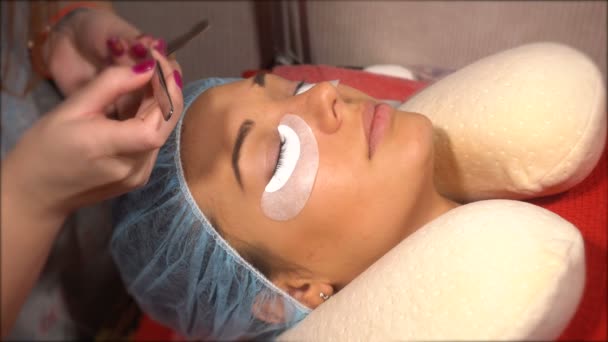 年轻漂亮的女人做睫毛延长 — 图库视频影像