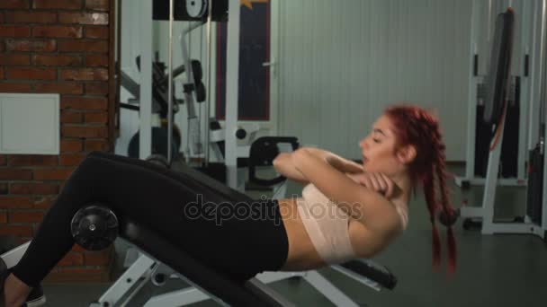 Frau bearbeitet ihren Bauch im Fitnessstudio — Stockvideo