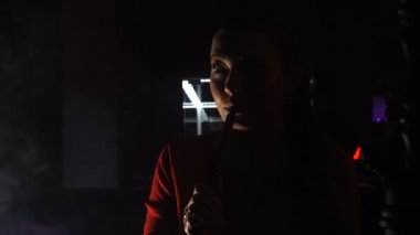 Güzel genç kadın sigara nargile