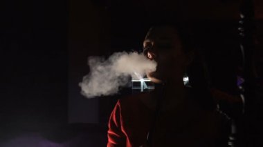 Güzel genç kadın sigara nargile yavaş hareket