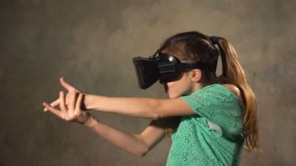 Jovem adolescente com fone de ouvido VR — Vídeo de Stock