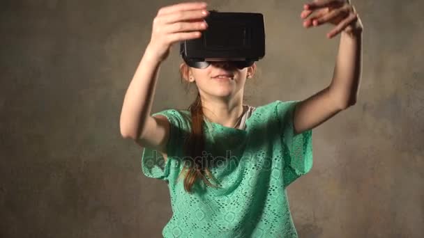 Девочка-подросток с VR гарнитурой — стоковое видео