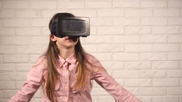 Jovencita adolescente con auriculares VR — Vídeo de stock