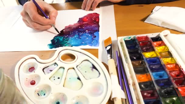 Umělec pracující na malování — Stock video