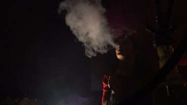 Güzel genç kadın sigara nargile