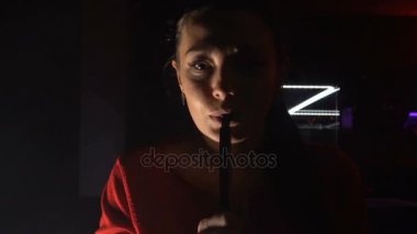 Güzel genç kadın sigara nargile yavaş hareket