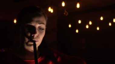 Güzel genç kadın sigara nargile