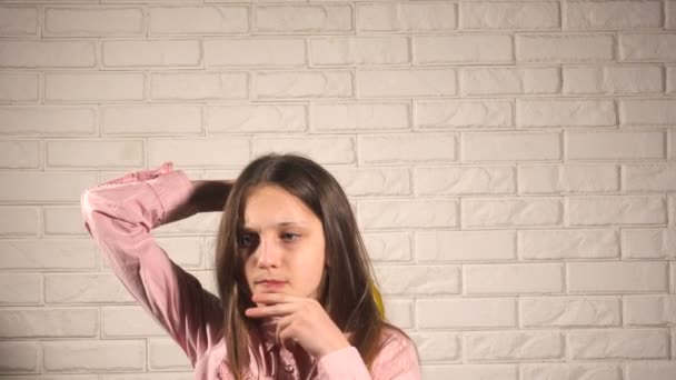 Adolescent drôle fille eu une idée — Video