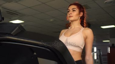 kadın koşu bandında yürüyüş