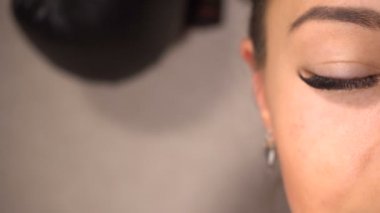 Uzun kirpik kadınla portresi