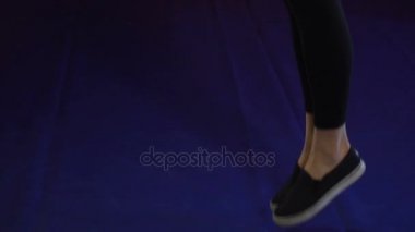 Genç kadın ağır çekimde bir atlama ip atlama