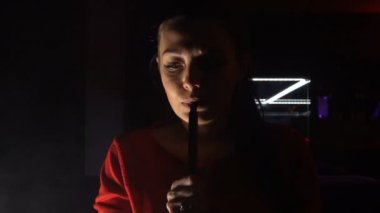 Güzel genç kadın sigara nargile yavaş hareket