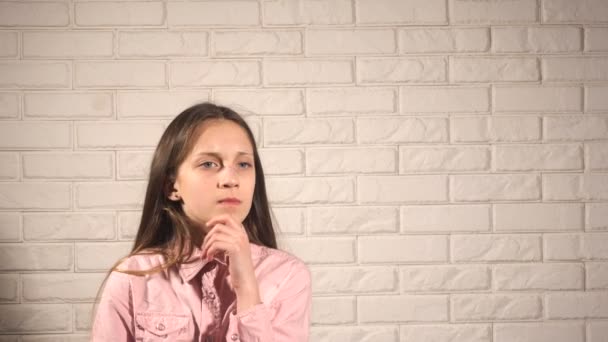 Adolescente divertida chica tiene una idea — Vídeo de stock