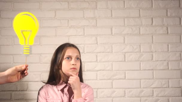 Teen divertente ragazza ottenuto un idea — Video Stock