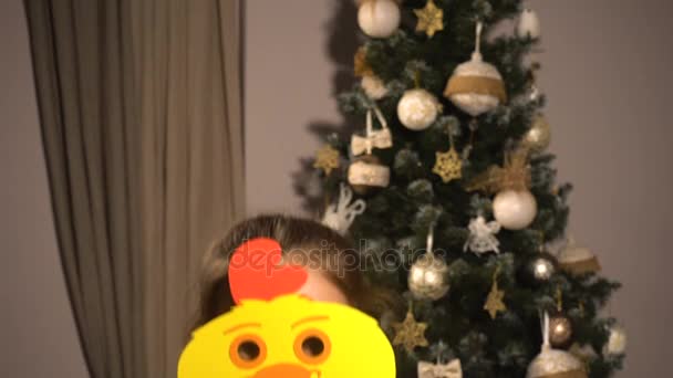 Noel sahne maskesi tavuk olan genç kız — Stok video