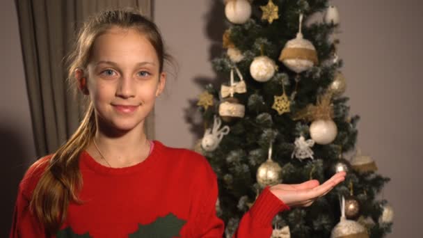 Adolescente menina mostrar algo em sua mão — Vídeo de Stock