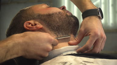 Barberman tıraş sakal bir adam