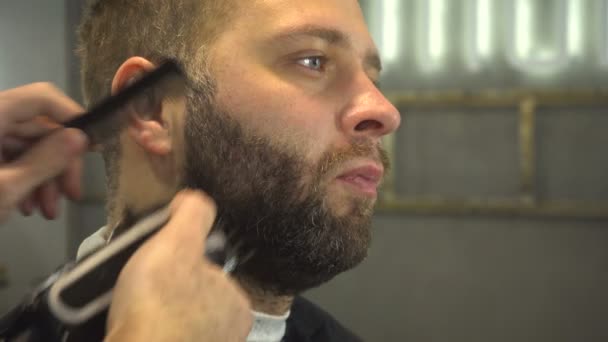 Golenie brody człowieka w zakładzie fryzjerskim — Wideo stockowe