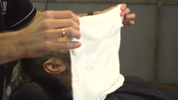 Handtuch auf Gesicht von Mann in Friseursalon — Stockvideo