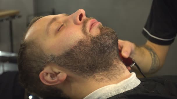 Berber dükkanındaki adamın sakalını kesmek. — Stok video