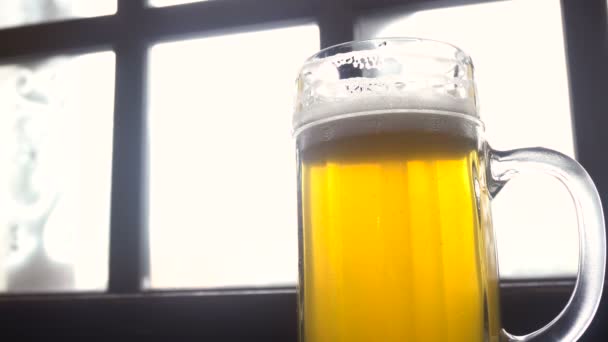 Full glass of fresh golden beer — Stock Video