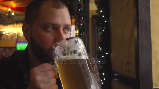 Homem com barba bebendo cerveja no pub — Vídeo de Stock